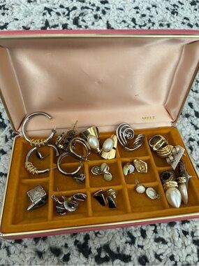 Vintage Mele jewellery box with 13 plus pairs of vintage earrings.